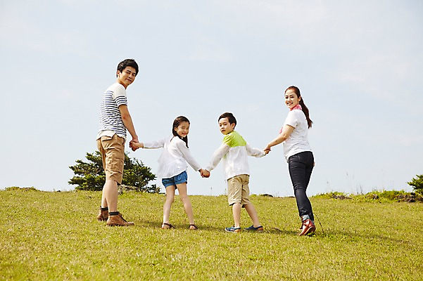 포토 JPG 주간 전신 나무 식물 라이프스타일 공원 여자 남자 딸 행복 아들 어린이 가족 하늘 엄마 한국 서기 미소 웃음 사람 동양인 소녀 소년 잔디 초원 여러명 성인 야외 뒷모습 30대 부모 제주도 손잡기 화목 다정 산책 한국인 자녀 가족라이프 풀 뒤돌아보기 아빠 상쾌 국내포토 자연요소 공공시설 감정 아시아 뷰포인트 다수 컨셉 관계 모션 휴식 표정 인종 생활 장년 파일형식