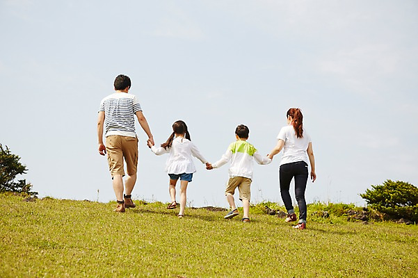 포토 JPG 주간 전신 식물 라이프스타일 공원 여자 남자 딸 행복 아들 어린이 가족 하늘 엄마 한국 서기 사람 동양인 소녀 소년 잔디 초원 여러명 성인 야외 뒷모습 30대 부모 제주도 걷기 손잡기 화목 다정 산책 한국인 자녀 가족라이프 풀 아빠 상쾌 국내포토 자연요소 공공시설 감정 아시아 뷰포인트 다수 컨셉 관계 모션 휴식 인종 생활 장년 파일형식