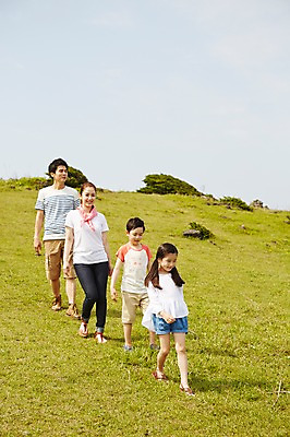 포토 JPG 주간 전신 식물 라이프스타일 공원 여자 남자 딸 행복 아들 어린이 가족 하늘 엄마 한국 서기 미소 웃음 사람 동양인 소녀 소년 잔디 초원 여러명 성인 야외 앞모습 30대 부모 제주도 걷기 화목 다정 산책 한국인 자녀 가족라이프 풀 아빠 상쾌 국내포토 자연요소 공공시설 감정 아시아 뷰포인트 다수 컨셉 관계 모션 휴식 표정 인종 생활 장년 파일형식