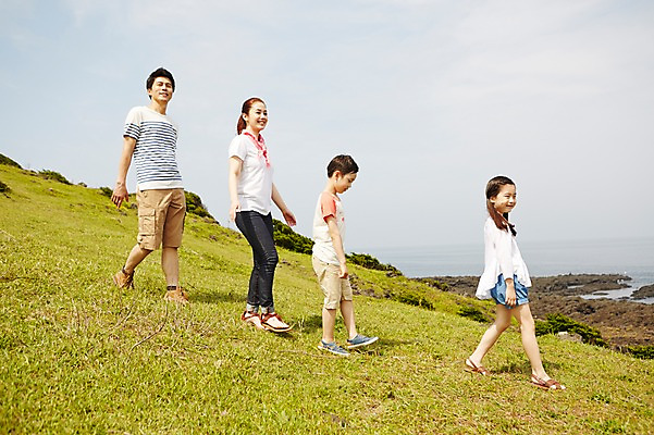 포토 JPG 주간 전신 식물 라이프스타일 공원 여자 남자 딸 행복 아들 어린이 바다 가족 하늘 엄마 한국 서기 미소 웃음 사람 동양인 소녀 소년 잔디 초원 여러명 성인 야외 옆모습 30대 부모 제주도 걷기 화목 다정 산책 한국인 돌_바위 바위 자녀 가족라이프 풀 아빠 상쾌 국내포토 자연요소 공공시설 감정 아시아 뷰포인트 다수 컨셉 관계 모션 휴식 표정 인종 생활 장년 파일형식