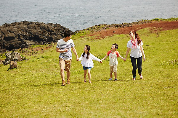 포토 JPG 주간 전신 식물 라이프스타일 공원 여자 남자 딸 행복 아들 어린이 바다 가족 엄마 한국 서기 미소 웃음 사람 동양인 소녀 소년 잔디 초원 여러명 성인 야외 앞모습 30대 부모 제주도 마주보기 걷기 손잡기 화목 다정 산책 한국인 돌_바위 바위 자녀 가족라이프 풀 아빠 상쾌 국내포토 자연요소 공공시설 감정 아시아 뷰포인트 다수 컨셉 관계 모션 휴식 표정 인종 생활 장년 파일형식