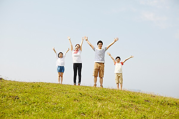 포토 JPG 주간 전신 식물 라이프스타일 공원 여자 남자 딸 행복 아들 어린이 포즈 가족 모션 하늘 엄마 한국 서기 미소 웃음 사람 동양인 소녀 소년 잔디 초원 여러명 성인 야외 앞모습 30대 부모 제주도 손들기 화목 다정 산책 한국인 자녀 가족라이프 풀 아빠 상쾌 국내포토 자연요소 공공시설 감정 아시아 뷰포인트 다수 컨셉 관계 휴식 표정 인종 생활 장년 파일형식