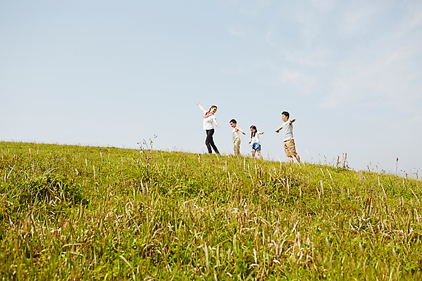 포토 JPG 주간 식물 라이프스타일 공원 여자 남자 딸 행복 아들 어린이 포즈 가족 모션 하늘 엄마 팔벌리기 한국 서기 미소 웃음 사람 동양인 소녀 소년 잔디 초원 여러명 상반신 성인 야외 옆모습 30대 부모 제주도 화목 다정 산책 한국인 자녀 가족라이프 풀 아빠 상쾌 국내포토 자연요소 공공시설 감정 아시아 뷰포인트 다수 컨셉 관계 휴식 표정 인종 생활 장년 파일형식
