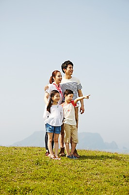 포토 JPG 주간 전신 식물 라이프스타일 응시 공원 여자 남자 딸 행복 아들 어린이 가족 하늘 엄마 한국 서기 미소 웃음 사람 동양인 손짓 소녀 소년 잔디 초원 여러명 성인 야외 앞모습 30대 부모 제주도 화목 다정 산책 한국인 자녀 가리킴 가족라이프 풀 아빠 상쾌 국내포토 자연요소 시선 공공시설 감정 아시아 뷰포인트 다수 컨셉 관계 모션 휴식 표정 인종 생활 장년 파일형식