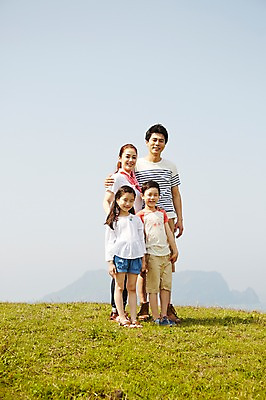 포토 JPG 주간 전신 식물 라이프스타일 공원 여자 남자 딸 행복 아들 어린이 가족 하늘 엄마 한국 서기 미소 웃음 사람 동양인 소녀 소년 잔디 초원 여러명 성인 야외 앞모습 30대 부모 제주도 화목 다정 산책 한국인 자녀 가족라이프 풀 아빠 상쾌 국내포토 자연요소 공공시설 감정 아시아 뷰포인트 다수 컨셉 관계 모션 휴식 표정 인종 생활 장년 파일형식