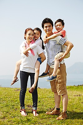 포토 JPG 주간 전신 식물 라이프스타일 공원 여자 남자 딸 행복 아들 어린이 가족 하늘 엄마 한국 서기 미소 웃음 사람 동양인 소녀 소년 잔디 초원 여러명 성인 야외 앞모습 옆모습 30대 부모 제주도 화목 다정 산책 한국인 자녀 가족라이프 풀 아빠 상쾌 업기 국내포토 자연요소 공공시설 감정 아시아 뷰포인트 다수 컨셉 관계 모션 휴식 표정 인종 생활 장년 파일형식