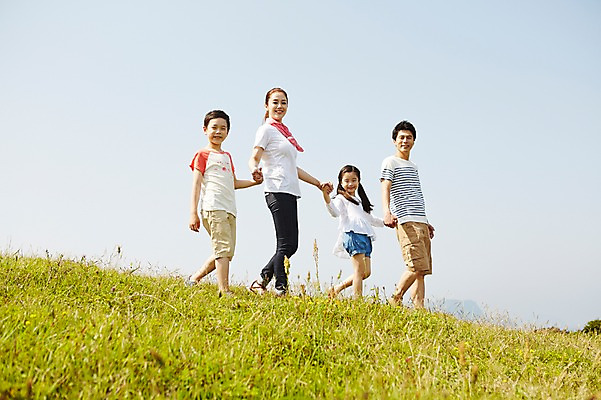 포토 JPG 주간 전신 식물 라이프스타일 공원 여자 남자 딸 행복 아들 어린이 가족 하늘 엄마 한국 서기 미소 웃음 사람 동양인 소녀 소년 잔디 초원 여러명 성인 야외 옆모습 30대 부모 제주도 손잡기 화목 다정 산책 한국인 자녀 가족라이프 풀 아빠 상쾌 국내포토 자연요소 공공시설 감정 아시아 뷰포인트 다수 컨셉 관계 모션 휴식 표정 인종 생활 장년 파일형식