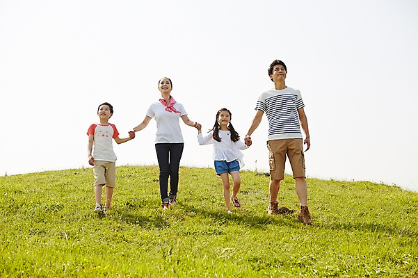 포토 JPG 주간 전신 식물 라이프스타일 공원 여자 남자 딸 행복 아들 어린이 가족 하늘 엄마 한국 서기 미소 웃음 사람 동양인 소녀 소년 잔디 초원 여러명 성인 야외 앞모습 30대 부모 제주도 손잡기 화목 다정 산책 한국인 자녀 가족라이프 풀 아빠 상쾌 국내포토 자연요소 공공시설 감정 아시아 뷰포인트 다수 컨셉 관계 모션 휴식 표정 인종 생활 장년 파일형식