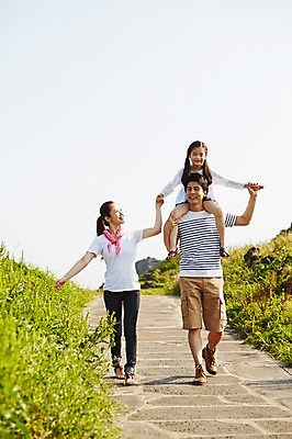 포토 JPG 주간 전신 식물 라이프스타일 공원 여자 남자 딸 행복 어린이 가족 하늘 엄마 한국 서기 미소 웃음 사람 동양인 소녀 성인 야외 앞모습 세명 30대 부모 제주도 손잡기 화목 다정 산책 한국인 자녀 가족라이프 목말 아빠 상쾌 국내포토 자연요소 공공시설 감정 아시아 뷰포인트 컨셉 관계 모션 휴식 표정 인종 생활 장년 파일형식