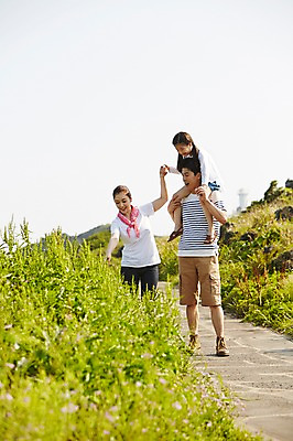 포토 JPG 주간 전신 식물 라이프스타일 공원 여자 남자 딸 행복 어린이 가족 하늘 엄마 한국 서기 미소 웃음 사람 동양인 소녀 상반신 성인 야외 앞모습 세명 30대 부모 제주도 손잡기 화목 다정 산책 한국인 자녀 가족라이프 목말 아빠 상쾌 국내포토 자연요소 공공시설 감정 아시아 뷰포인트 컨셉 관계 모션 휴식 표정 인종 생활 장년 파일형식