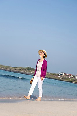 포토 JPG 주간 전신 모자 여자 노년 행복 할머니 모래 바다 맨발 하늘 한국 한명 서기 미소 웃음 들기 사람 동양인 해변 야외 모래사장 제주도 한국인 60대 샌들 애월해수욕장 여자만 여자한명만 노인만 노인여자만 노인여자한명만 국내포토 자연요소 1 잡화 감정 아시아 신발 모션 발 표정 인종 성인 해수욕장 성인만 파일형식