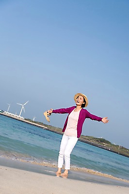 포토 JPG 주간 전신 모자 여자 노년 행복 할머니 모래 바다 맨발 하늘 팔벌리기 한국 한명 서기 미소 웃음 들기 사람 동양인 해변 야외 모래사장 제주도 한국인 60대 샌들 애월해수욕장 여자만 여자한명만 노인만 노인여자만 노인여자한명만 국내포토 자연요소 1 잡화 감정 아시아 신발 모션 발 표정 인종 성인 해수욕장 성인만 파일형식