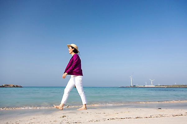 포토 JPG 주간 전신 모자 여자 노년 행복 할머니 모래 바다 맨발 하늘 한국 한명 서기 미소 웃음 사람 동양인 해변 야외 옆모습 모래사장 제주도 걷기 한국인 60대 애월해수욕장 여자만 여자한명만 노인만 노인여자만 노인여자한명만 어싱 국내포토 자연요소 1 잡화 감정 아시아 뷰포인트 모션 발 표정 인종 성인 해수욕장 성인만 파일형식