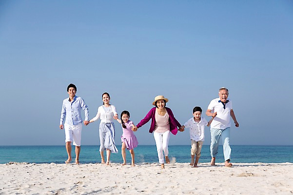 포토 JPG 주간 전신 라이프스타일 여자 할아버지 노년 남자 딸 행복 아들 할머니 어린이 모래 바다 포즈 가족 모션 맨발 하늘 엄마 손자 손녀 대가족 한국 미소 웃음 사람 동양인 소녀 소년 여러명 성인 해변 야외 앞모습 30대 부모 모래사장 달리기 제주도 손잡기 한국인 자녀 가족라이프 아빠 60대 6인가족 애월해수욕장 국내포토 자연요소 감정 아시아 뷰포인트 다수 관계 발 표정 인종 생활 장년 해수욕장 손주 파일형식