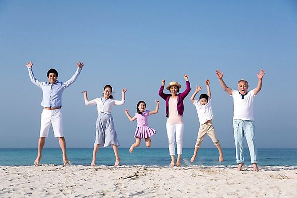 포토 JPG 주간 전신 라이프스타일 여자 할아버지 노년 남자 딸 행복 아들 할머니 어린이 모래 바다 포즈 가족 모션 맨발 하늘 엄마 손자 손녀 대가족 한국 미소 웃음 사람 동양인 소녀 소년 여러명 성인 해변 야외 앞모습 30대 부모 모래사장 달리기 제주도 손들기 점프 한국인 자녀 가족라이프 아빠 60대 6인가족 애월해수욕장 국내포토 자연요소 감정 아시아 뷰포인트 다수 관계 발 표정 인종 생활 장년 해수욕장 손주 파일형식