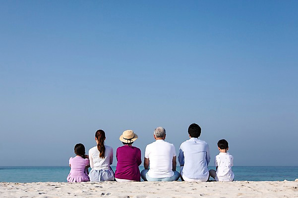 포토 JPG 주간 라이프스타일 여자 할아버지 노년 남자 딸 행복 아들 할머니 어린이 모래 바다 가족 하늘 엄마 손자 손녀 대가족 한국 사람 앉기 동양인 소녀 소년 여러명 상반신 성인 해변 야외 뒷모습 30대 부모 모래사장 제주도 한국인 자녀 가족라이프 아빠 60대 6인가족 애월해수욕장 국내포토 자연요소 감정 아시아 뷰포인트 다수 관계 모션 인종 생활 장년 해수욕장 손주 파일형식