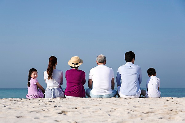포토 JPG 주간 라이프스타일 여자 할아버지 노년 남자 딸 행복 아들 할머니 어린이 모래 바다 가족 하늘 엄마 손자 손녀 대가족 한국 미소 웃음 사람 앉기 동양인 소녀 소년 여러명 상반신 성인 해변 야외 뒷모습 30대 부모 모래사장 제주도 한국인 자녀 가족라이프 뒤돌아보기 아빠 60대 6인가족 애월해수욕장 국내포토 자연요소 감정 아시아 뷰포인트 다수 관계 모션 표정 인종 생활 장년 해수욕장 손주 파일형식