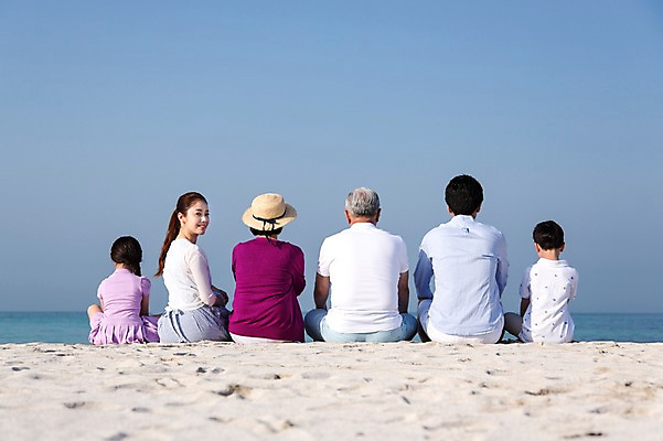 포토 JPG 주간 라이프스타일 여자 할아버지 노년 남자 딸 행복 아들 할머니 어린이 모래 바다 가족 하늘 엄마 손자 손녀 대가족 한국 미소 웃음 사람 앉기 동양인 소녀 소년 여러명 상반신 성인 해변 야외 뒷모습 30대 부모 모래사장 제주도 한국인 자녀 가족라이프 뒤돌아보기 아빠 60대 6인가족 애월해수욕장 국내포토 자연요소 감정 아시아 뷰포인트 다수 관계 모션 표정 인종 생활 장년 해수욕장 손주 파일형식