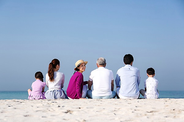 포토 JPG 주간 라이프스타일 여자 할아버지 노년 남자 딸 행복 아들 할머니 어린이 모래 바다 가족 하늘 엄마 손자 손녀 대가족 한국 미소 웃음 사람 앉기 동양인 소녀 소년 여러명 상반신 성인 해변 야외 뒷모습 30대 부모 모래사장 제주도 한국인 자녀 가족라이프 뒤돌아보기 아빠 60대 6인가족 애월해수욕장 국내포토 자연요소 감정 아시아 뷰포인트 다수 관계 모션 표정 인종 생활 장년 해수욕장 손주 파일형식