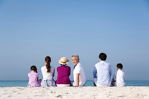 포토 JPG 주간 라이프스타일 여자 할아버지 노년 남자 딸 행복 아들 할머니 어린이 모래 바다 가족 하늘 엄마 손자 손녀 대가족 한국 미소 웃음 사람 앉기 동양인 소녀 소년 여러명 상반신 성인 해변 야외 뒷모습 30대 부모 모래사장 제주도 한국인 자녀 가족라이프 뒤돌아보기 아빠 60대 6인가족 애월해수욕장 국내포토 자연요소 감정 아시아 뷰포인트 다수 관계 모션 표정 인종 생활 장년 해수욕장 손주 파일형식