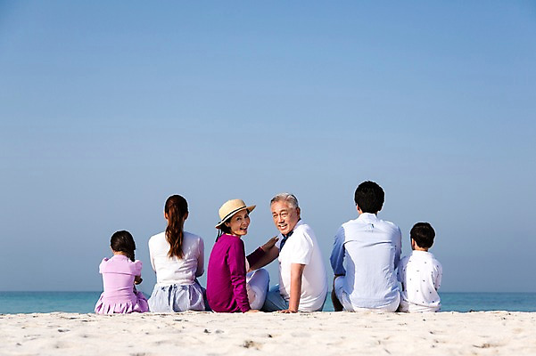 포토 JPG 주간 라이프스타일 여자 할아버지 노년 남자 딸 행복 아들 할머니 어린이 모래 바다 가족 하늘 엄마 손자 손녀 대가족 한국 미소 웃음 사람 앉기 동양인 소녀 소년 여러명 상반신 성인 해변 야외 뒷모습 30대 부모 모래사장 제주도 한국인 자녀 가족라이프 뒤돌아보기 아빠 60대 6인가족 애월해수욕장 국내포토 자연요소 감정 아시아 뷰포인트 다수 관계 모션 표정 인종 생활 장년 해수욕장 손주 파일형식