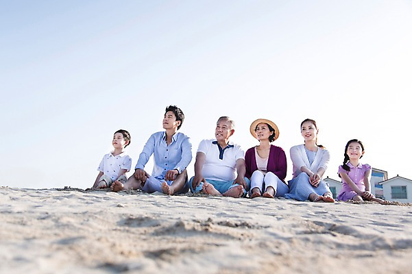 포토 JPG 주간 전신 라이프스타일 응시 여자 할아버지 노년 남자 딸 행복 아들 할머니 어린이 모래 바다 가족 맨발 하늘 엄마 손자 손녀 대가족 한국 미소 웃음 사람 앉기 동양인 소녀 소년 여러명 성인 해변 야외 앞모습 30대 부모 모래사장 제주도 한국인 자녀 가족라이프 아빠 60대 6인가족 애월해수욕장 국내포토 자연요소 시선 감정 아시아 뷰포인트 다수 관계 모션 발 표정 인종 생활 장년 해수욕장 손주 파일형식
