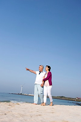 포토 JPG 주간 전신 라이프스타일 부부 커플 여자 할아버지 노년 남자 행복 할머니 모래 바다 맨발 하늘 한국 서기 미소 웃음 사람 동양인 손짓 성인 해변 야외 두명 실버라이프 모래사장 제주도 걷기 팔짱 노부부 한국인 가리킴 60대 애월해수욕장 노인만 어싱 국내포토 자연요소 감정 아시아 관계 모션 발 표정 인종 생활 해수욕장 성인만 파일형식