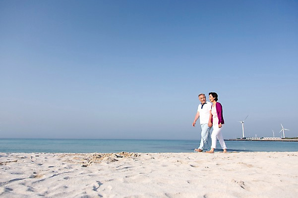 포토 JPG 주간 전신 라이프스타일 부부 커플 여자 할아버지 노년 남자 행복 할머니 모래 바다 맨발 하늘 한국 서기 미소 웃음 사람 동양인 성인 해변 야외 두명 실버라이프 모래사장 제주도 걷기 손잡기 노부부 한국인 60대 애월해수욕장 노인만 어싱 국내포토 자연요소 감정 아시아 관계 모션 발 표정 인종 생활 해수욕장 성인만 파일형식