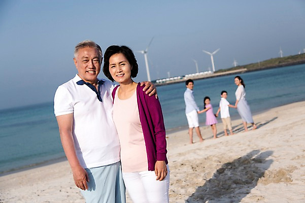 포토 JPG 주간 전신 라이프스타일 여자 할아버지 노년 남자 딸 행복 아들 할머니 어린이 모래 바다 가족 하늘 엄마 어깨동무 손자 손녀 대가족 한국 서기 미소 웃음 사람 동양인 소녀 소년 여러명 상반신 성인 해변 야외 앞모습 뒷모습 아웃포커스 30대 부모 모래사장 제주도 손잡기 한국인 자녀 가족라이프 아빠 60대 6인가족 애월해수욕장 국내포토 자연요소 감정 아시아 뷰포인트 포즈 다수 관계 모션 촬영기법 표정 인종 생활 장년 해수욕장 손주 파일형식