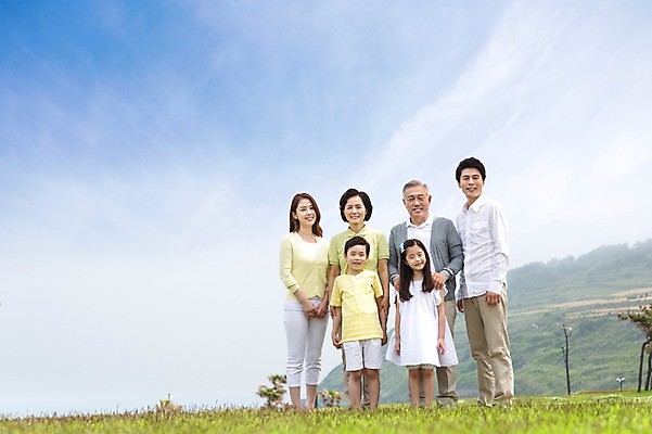 포토 JPG 주간 나무 식물 라이프스타일 여자 할아버지 노년 남자 딸 행복 아들 할머니 어린이 가족 하늘 엄마 손자 손녀 산 대가족 한국 서기 미소 웃음 사람 동양인 소녀 소년 잔디 초원 여러명 상반신 성인 야외 앞모습 30대 부모 제주도 한국인 자녀 가족라이프 풀 아빠 60대 6인가족 국내포토 자연요소 감정 아시아 뷰포인트 다수 관계 모션 표정 인종 생활 장년 손주 파일형식