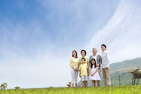 포토 JPG 주간 나무 식물 라이프스타일 여자 할아버지 노년 남자 딸 행복 아들 할머니 어린이 가족 하늘 엄마 손자 손녀 산 대가족 한국 서기 미소 웃음 사람 동양인 소녀 소년 잔디 초원 여러명 상반신 성인 야외 30대 부모 제주도 한국인 자녀 가족라이프 풀 아빠 60대 6인가족 국내포토 자연요소 감정 아시아 다수 관계 모션 표정 인종 생활 장년 손주 파일형식
