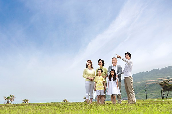포토 JPG 주간 식물 라이프스타일 여자 할아버지 노년 남자 딸 행복 아들 할머니 어린이 가족 하늘 엄마 손자 손녀 대가족 한국 서기 미소 웃음 사람 동양인 손짓 소녀 소년 잔디 초원 여러명 상반신 성인 야외 앞모습 옆모습 30대 부모 제주도 한국인 자녀 가리킴 가족라이프 풀 아빠 60대 6인가족 국내포토 자연요소 감정 아시아 뷰포인트 다수 관계 모션 표정 인종 생활 장년 손주 파일형식