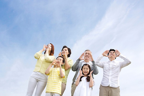 포토 JPG 주간 구름 라이프스타일 여자 할아버지 노년 남자 딸 행복 아들 할머니 어린이 로우앵글 가족 하늘 엄마 손자 손녀 대가족 한국 서기 미소 웃음 사람 동양인 손짓 소녀 소년 여러명 상반신 성인 야외 앞모습 30대 부모 제주도 외침 한국인 자녀 가족라이프 아빠 60대 6인가족 국내포토 자연요소 감정 아시아 뷰포인트 다수 관계 모션 표정 인종 생활 장년 소리 손주 파일형식