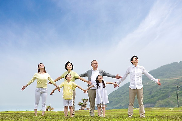 포토 JPG 주간 나무 식물 구름 라이프스타일 여자 할아버지 노년 남자 딸 행복 아들 할머니 어린이 포즈 가족 모션 하늘 엄마 팔벌리기 손자 손녀 산 대가족 한국 서기 미소 웃음 사람 동양인 소녀 소년 잔디 초원 여러명 상반신 성인 야외 앞모습 30대 부모 제주도 눈감음 한국인 자녀 가족라이프 풀 아빠 60대 6인가족 국내포토 자연요소 감정 아시아 뷰포인트 다수 관계 표정 인종 생활 장년 손주 파일형식