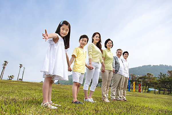 포토 JPG 주간 전신 나무 식물 라이프스타일 여자 할아버지 노년 남자 딸 행복 아들 할머니 어린이 로우앵글 포즈 가족 모션 하늘 엄마 손자 손녀 산 대가족 한국 서기 미소 웃음 사람 동양인 소녀 소년 잔디 초원 여러명 성인 야외 30대 부모 제주도 손잡기 한국인 자녀 가족라이프 풀 아빠 60대 6인가족 국내포토 자연요소 감정 아시아 뷰포인트 다수 관계 표정 인종 생활 장년 손주 파일형식