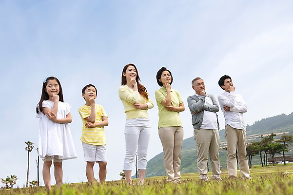 포토 JPG 주간 나무 식물 라이프스타일 여자 할아버지 노년 남자 딸 행복 아들 할머니 어린이 로우앵글 포즈 생각 가족 모션 하늘 엄마 손자 손녀 산 대가족 한국 서기 미소 웃음 사람 동양인 손짓 소녀 소년 잔디 초원 여러명 상반신 성인 야외 30대 부모 제주도 턱괴기 한국인 자녀 가족라이프 풀 아빠 60대 고민 6인가족 국내포토 자연요소 감정 아시아 뷰포인트 다수 관계 표정 인종 생활 장년 손주 파일형식