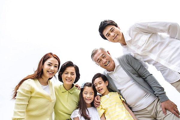 포토 JPG 주간 라이프스타일 여자 할아버지 노년 남자 딸 행복 아들 할머니 어린이 로우앵글 가족 엄마 어깨동무 손자 손녀 대가족 한국 서기 미소 웃음 사람 동양인 소녀 소년 여러명 상반신 성인 야외 앞모습 30대 부모 제주도 한국인 자녀 가족라이프 아빠 60대 6인가족 국내포토 자연요소 감정 아시아 뷰포인트 포즈 다수 관계 모션 표정 인종 생활 장년 손주 파일형식