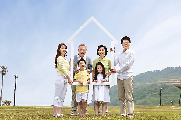 포토 JPG 주간 전신 모양 식물 라이프스타일 여자 할아버지 노년 남자 딸 행복 아들 할머니 어린이 가족 하늘 엄마 부동산 손자 손녀 대가족 한국 서기 미소 웃음 들기 사람 동양인 소녀 소년 잔디 초원 여러명 성인 야외 앞모습 30대 부모 제주도 한국인 자녀 가족라이프 풀 아빠 60대 6인가족 집모양 국내포토 자연요소 감정 아시아 뷰포인트 다수 관계 모션 표정 인종 생활 장년 재산 손주 파일형식