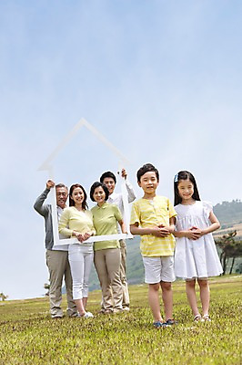 포토 JPG 주간 전신 모양 나무 식물 라이프스타일 여자 할아버지 노년 남자 딸 행복 아들 할머니 어린이 가족 하늘 엄마 부동산 손자 손녀 대가족 한국 서기 미소 웃음 들기 사람 동양인 소녀 소년 잔디 초원 여러명 성인 야외 앞모습 30대 부모 제주도 한국인 자녀 가족라이프 풀 아빠 60대 손모으기 6인가족 집모양 국내포토 자연요소 감정 아시아 뷰포인트 다수 관계 모션 표정 인종 손짓 생활 장년 재산 손주 파일형식