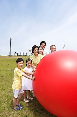포토 JPG 주간 전신 나무 식물 라이프스타일 여자 할아버지 노년 남자 딸 행복 아들 할머니 어린이 공 가족 하늘 엄마 손자 손녀 대가족 한국 서기 미소 웃음 사람 동양인 소녀 소년 잔디 초원 여러명 상반신 성인 야외 30대 부모 제주도 한국인 자녀 가족라이프 풀 아빠 60대 6인가족 굴리기 국내포토 자연요소 감정 아시아 다수 관계 모션 표정 인종 생활 장년 손주 파일형식