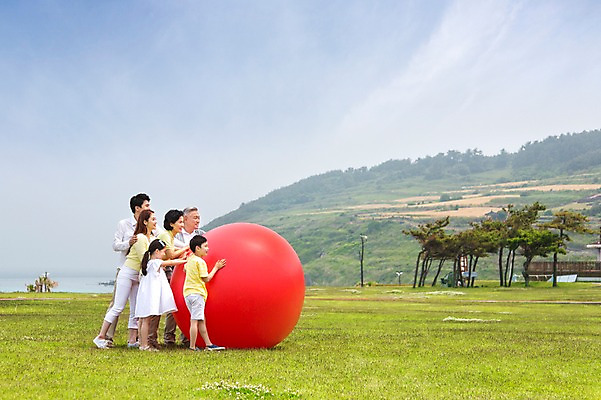 포토 JPG 주간 전신 나무 식물 라이프스타일 여자 할아버지 노년 남자 딸 행복 아들 할머니 어린이 공 가족 하늘 엄마 손자 손녀 산 대가족 한국 서기 미소 웃음 사람 동양인 소녀 소년 잔디 초원 여러명 성인 야외 옆모습 30대 부모 제주도 한국인 자녀 가족라이프 풀 아빠 성자 60대 6인가족 굴리기 국내포토 자연요소 감정 아시아 종교 뷰포인트 다수 관계 모션 표정 인종 생활 장년 손주 파일형식