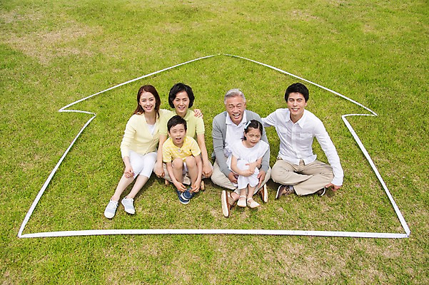 포토 JPG 주간 전신 모양 식물 라이프스타일 여자 할아버지 노년 남자 딸 행복 아들 할머니 어린이 가족 엄마 부동산 손자 손녀 대가족 한국 미소 웃음 사람 앉기 동양인 소녀 소년 잔디 초원 여러명 성인 야외 앞모습 30대 부모 하이앵글 제주도 한국인 자녀 가족라이프 풀 아빠 60대 6인가족 집모양 국내포토 자연요소 감정 아시아 뷰포인트 다수 관계 모션 표정 인종 생활 장년 재산 손주 파일형식