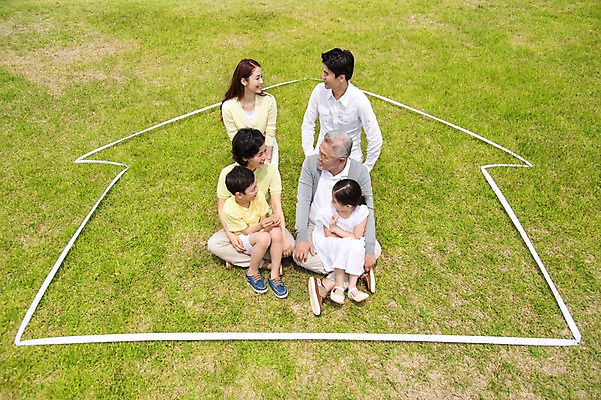 포토 JPG 주간 전신 모양 식물 라이프스타일 여자 할아버지 노년 남자 딸 행복 아들 할머니 어린이 가족 엄마 부동산 손자 손녀 대가족 한국 미소 웃음 사람 앉기 동양인 소녀 소년 잔디 초원 여러명 상반신 성인 야외 30대 부모 하이앵글 제주도 마주보기 한국인 자녀 가족라이프 풀 아빠 60대 6인가족 집모양 국내포토 자연요소 감정 아시아 뷰포인트 다수 관계 모션 표정 인종 생활 장년 재산 손주 파일형식