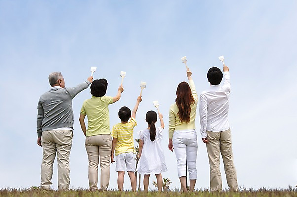 포토 JPG 주간 식물 라이프스타일 여자 할아버지 노년 남자 딸 행복 아들 할머니 어린이 포즈 가족 모션 페인팅 하늘 엄마 손자 손녀 대가족 한국 서기 들기 사람 동양인 소녀 소년 잔디 초원 여러명 상반신 성인 야외 뒷모습 30대 부모 제주도 한국인 자녀 붓 가족라이프 색칠 칠 페인트칠 풀 아빠 60대 페인트붓 6인가족 국내포토 자연요소 감정 아시아 뷰포인트 다수 관계 인종 생활 장년 손주 파일형식