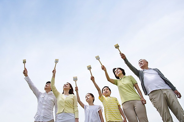 포토 JPG 주간 라이프스타일 여자 할아버지 노년 남자 딸 행복 아들 할머니 어린이 로우앵글 포즈 가족 모션 페인팅 하늘 엄마 손자 손녀 대가족 한국 서기 미소 웃음 들기 사람 동양인 소녀 소년 여러명 상반신 성인 야외 앞모습 30대 부모 제주도 한국인 자녀 붓 가족라이프 색칠 칠 페인트칠 아빠 60대 페인트붓 6인가족 국내포토 자연요소 감정 아시아 뷰포인트 다수 관계 표정 인종 생활 장년 손주 파일형식