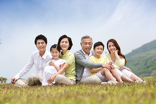 포토 JPG 주간 전신 식물 라이프스타일 여자 할아버지 노년 남자 딸 행복 아들 할머니 어린이 가족 안기 하늘 엄마 손자 손녀 산 대가족 한국 미소 웃음 사람 앉기 동양인 소녀 소년 잔디 초원 여러명 성인 야외 30대 부모 제주도 한국인 자녀 가족라이프 풀 아빠 60대 6인가족 국내포토 자연요소 감정 아시아 다수 관계 모션 표정 인종 생활 장년 손주 파일형식