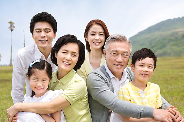 포토 JPG 주간 식물 라이프스타일 여자 할아버지 노년 남자 딸 행복 아들 할머니 어린이 가족 안기 엄마 손자 손녀 산 대가족 한국 미소 웃음 사람 앉기 동양인 소녀 소년 잔디 초원 여러명 상반신 성인 야외 앞모습 아웃포커스 30대 부모 제주도 한국인 자녀 가족라이프 풀 아빠 60대 6인가족 국내포토 자연요소 감정 아시아 뷰포인트 다수 관계 모션 촬영기법 표정 인종 생활 장년 손주 파일형식