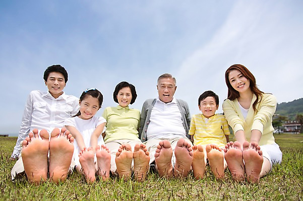 포토 JPG 주간 전신 식물 라이프스타일 여자 할아버지 노년 남자 딸 행복 아들 할머니 어린이 가족 맨발 하늘 엄마 손자 손녀 대가족 한국 미소 웃음 사람 앉기 동양인 소녀 소년 잔디 초원 여러명 성인 야외 앞모습 30대 부모 제주도 한국인 자녀 가족라이프 풀 아빠 60대 발바닥 6인가족 국내포토 자연요소 감정 아시아 뷰포인트 다수 관계 모션 발 표정 인종 생활 장년 손주 파일형식