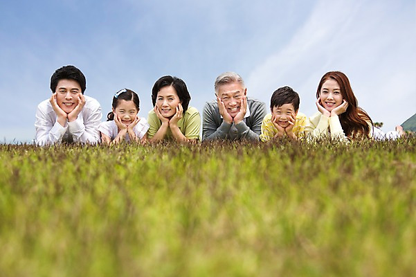 포토 JPG 주간 식물 라이프스타일 여자 할아버지 노년 남자 딸 행복 아들 할머니 어린이 엎드리기 가족 하늘 엄마 손자 손녀 대가족 한국 미소 웃음 사람 동양인 손짓 소녀 소년 잔디 초원 여러명 상반신 성인 야외 앞모습 30대 부모 눕기 제주도 턱괴기 한국인 자녀 가족라이프 풀 아빠 60대 6인가족 국내포토 자연요소 감정 아시아 뷰포인트 다수 관계 모션 표정 인종 생활 장년 손주 파일형식