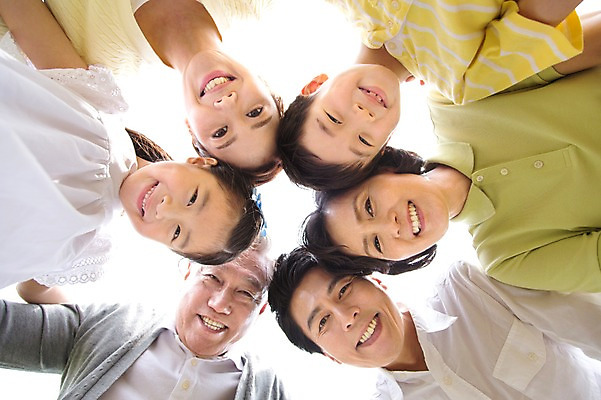 포토 JPG 주간 라이프스타일 여자 할아버지 노년 남자 딸 행복 아들 할머니 어린이 로우앵글 가족 엄마 손자 손녀 대가족 한국 미소 웃음 사람 동양인 소녀 소년 여러명 상반신 성인 야외 앞모습 30대 부모 제주도 한국인 자녀 가족라이프 아빠 60대 6인가족 국내포토 자연요소 감정 아시아 뷰포인트 다수 관계 표정 인종 생활 장년 손주 파일형식